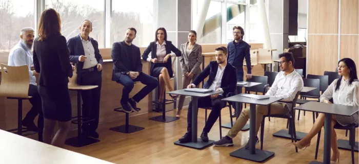 hommes et femmes assis sur des bancs - CEFAM