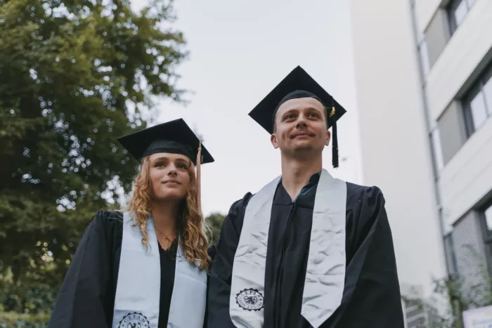 Jeunes dipl&ocirc;m&eacute;s d'une &eacute;cole de management &agrave; Lyon dans leur tenue de sortie de promotion