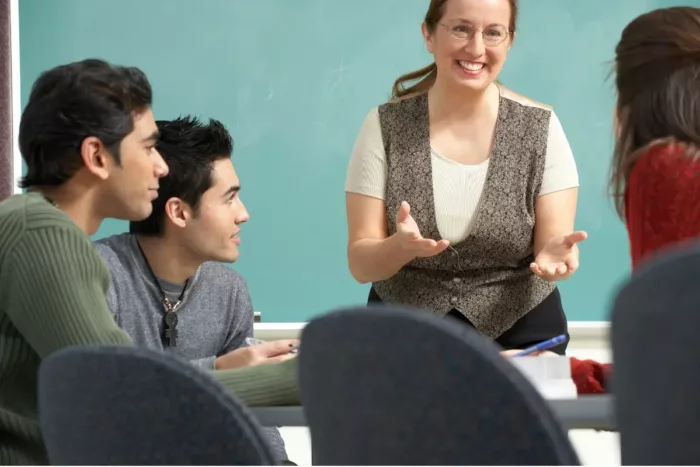 Groupe d'&eacute;tudiants internationaux &eacute;changeant sur les d&eacute;marches pour int&eacute;grer une universit&eacute; am&eacute;ricaine apr&egrave;s le bac