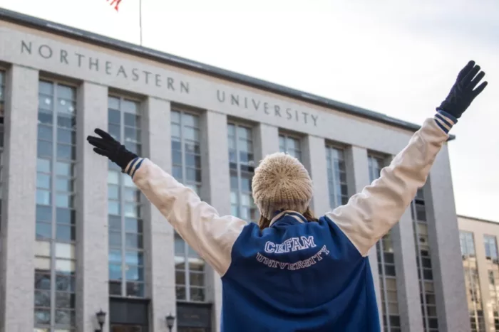 &Eacute;tudiante du CEFAM devant l'universit&eacute; Northeastern, pr&eacute;parant son dipl&ocirc;me am&eacute;ricain et son titre RNCP.