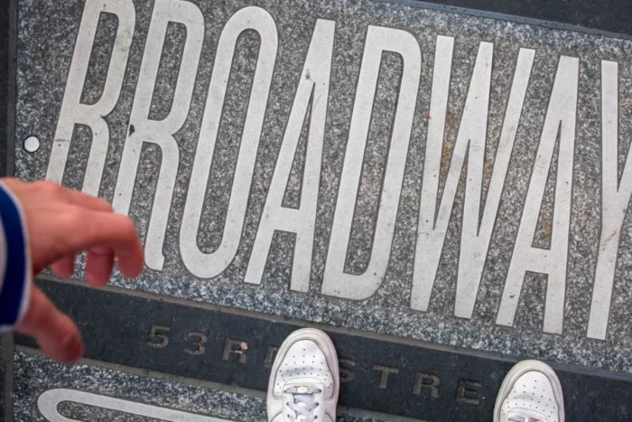 Avec son visa &eacute;tudiant USA, un &eacute;tudiant du CEFAM foule le sol de Broadway en direction de Pace University.