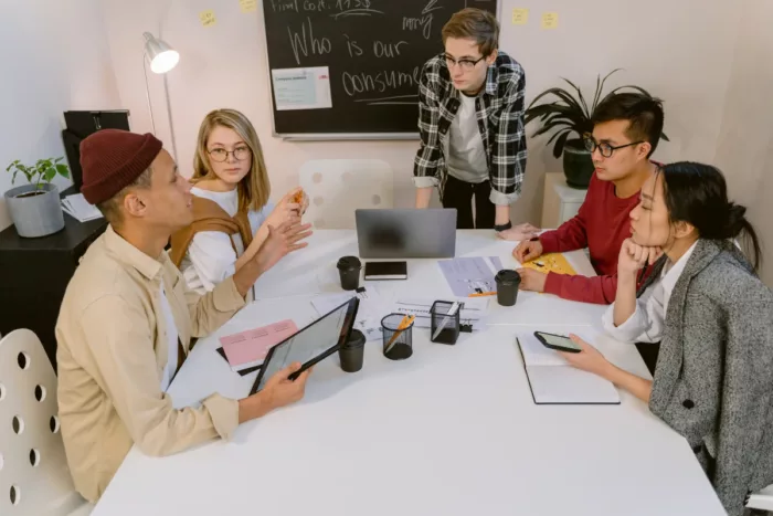 Un groupe d'&eacute;tudiants du CEFAM, en pleine s&eacute;ance de travail collaboratif sur le campus Ren&eacute; Cassin &agrave; Lyon. 