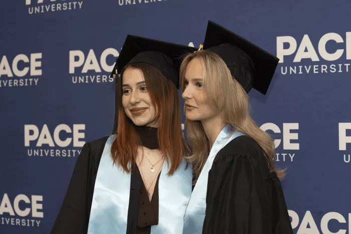 &Eacute;tudiantes du cursus franco-am&eacute;ricain du CEFAM sur le Campus Ren&eacute; Cassin &agrave; Lyon posant devant le panneau Pace University.