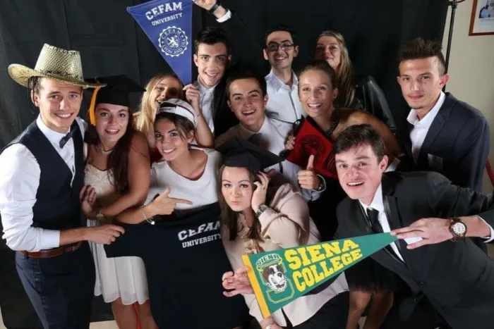 Groupe d'&eacute;tudiants du CEFAM sur le campus Ren&eacute; Cassin &agrave; Lyon, pr&eacute;parant leur d&eacute;part en 4e ann&eacute;e pour le Siena College. 