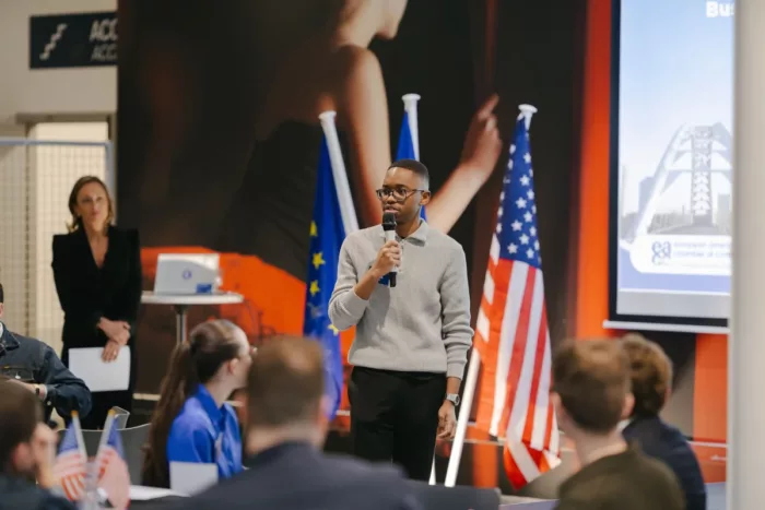 &Eacute;tudiant du CEFAM r&eacute;alisant un pitch professionnel, dans le cadre d&rsquo;un bachelor management hors Parcoursup. 