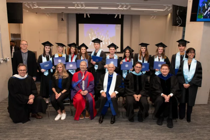 Promotion d'étudiants du CEFAM, une école de commerce américaine en France proposant un cursus international à prix français.