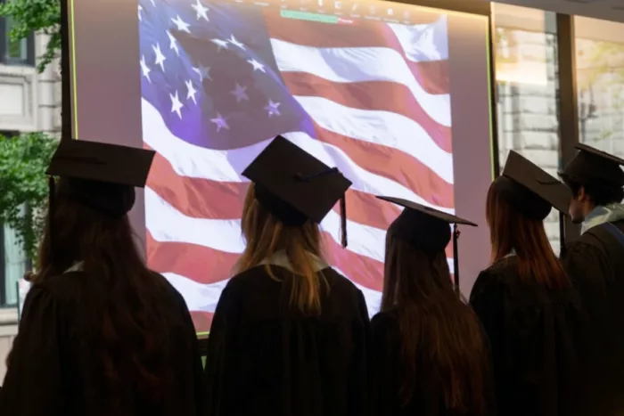 C&eacute;r&eacute;monie de remise des dipl&ocirc;mes pour les &eacute;tudiants du CEFAM, une &eacute;cole de commerce am&eacute;ricaine en France proposant un prix plus accessible qu&rsquo;un cursus 100 % USA.