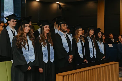 Diplômés célébrant l'obtention de leur BBA accrédité AACSB