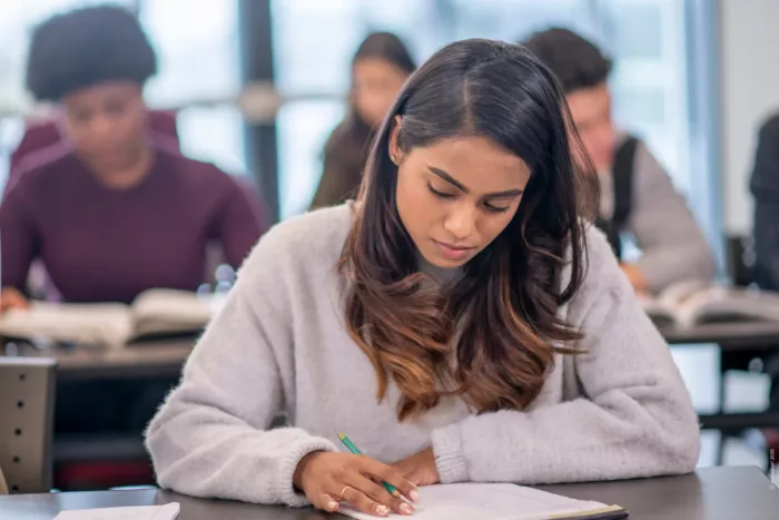 &Eacute;tudiante assiste &agrave; ses cours apr&egrave;s son admission en rentr&eacute;e d&eacute;cal&eacute;e.