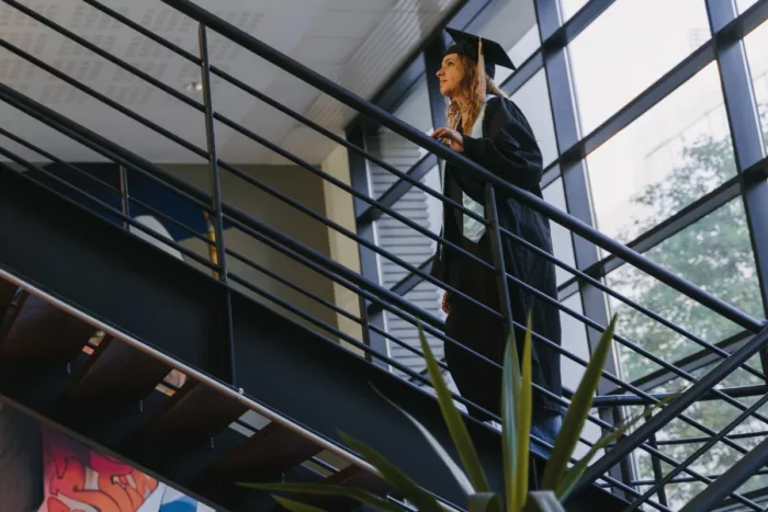 Jeune dipl&ocirc;m&eacute;e du CEFAM en toge, ayant termin&eacute; son cursus au CEFAM, &eacute;cole de management international.