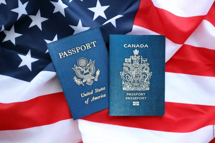 Passeports sur un drapeau am&eacute;ricain qui illustrent la mobilit&eacute; internationale des &eacute;tudiants en &eacute;cole de management.
