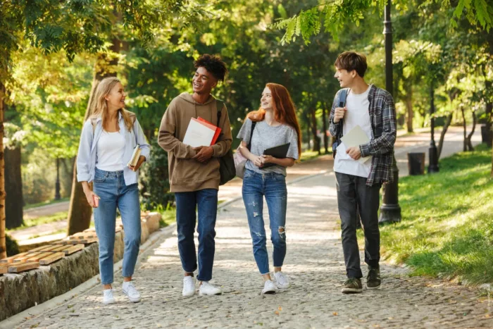 &Eacute;tudiants pour une rentr&eacute;e d&eacute;cal&eacute;e en &eacute;cole de management international